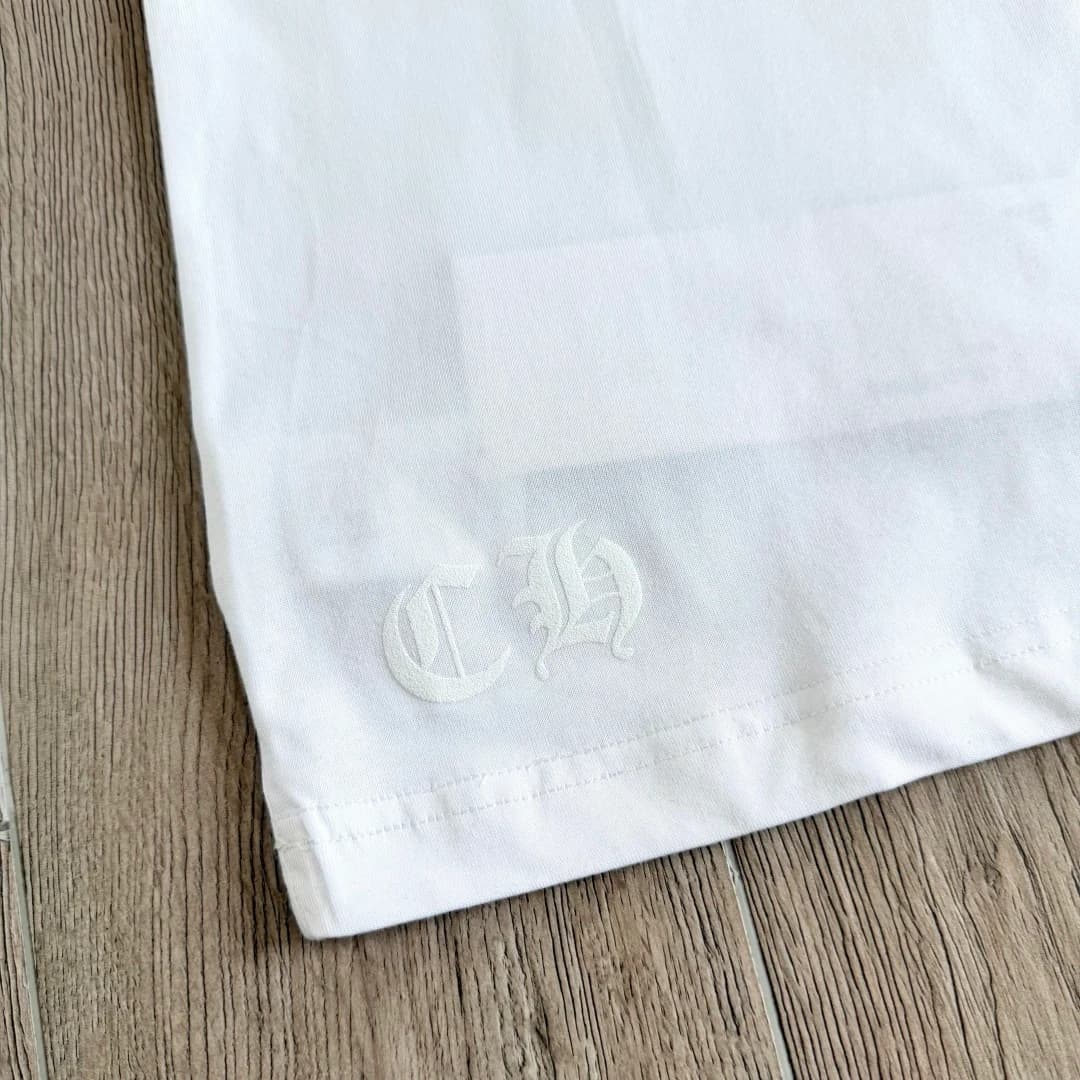 Вышивка CH на подоле белой футболки Chrome Hearts
