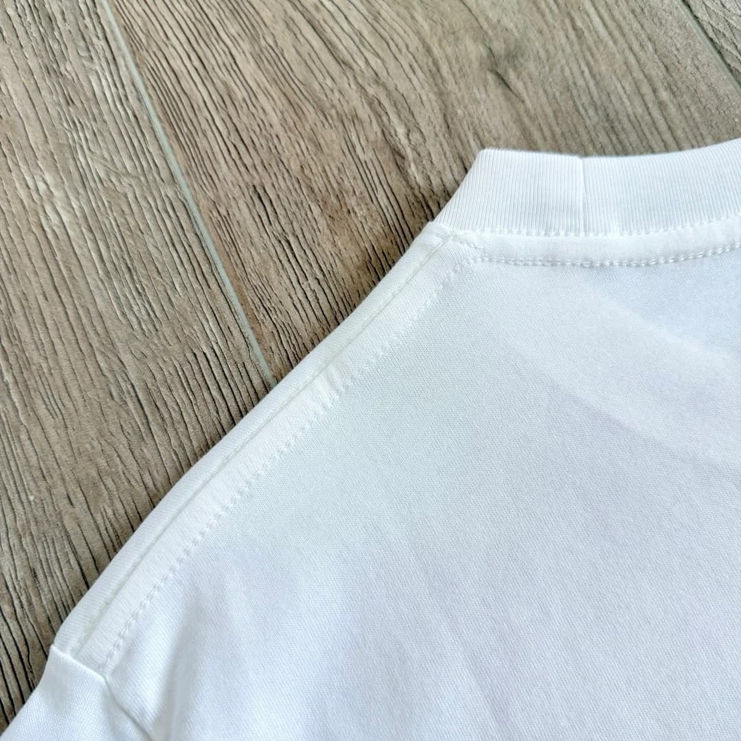Плечевой шов белой футболки Chrome Hearts