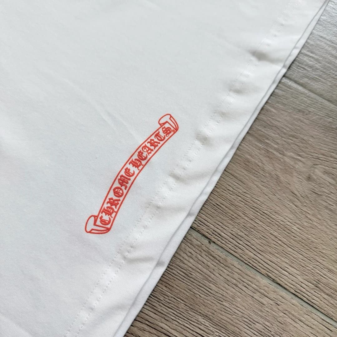 Принт внизу белой футболки Chrome Hearts