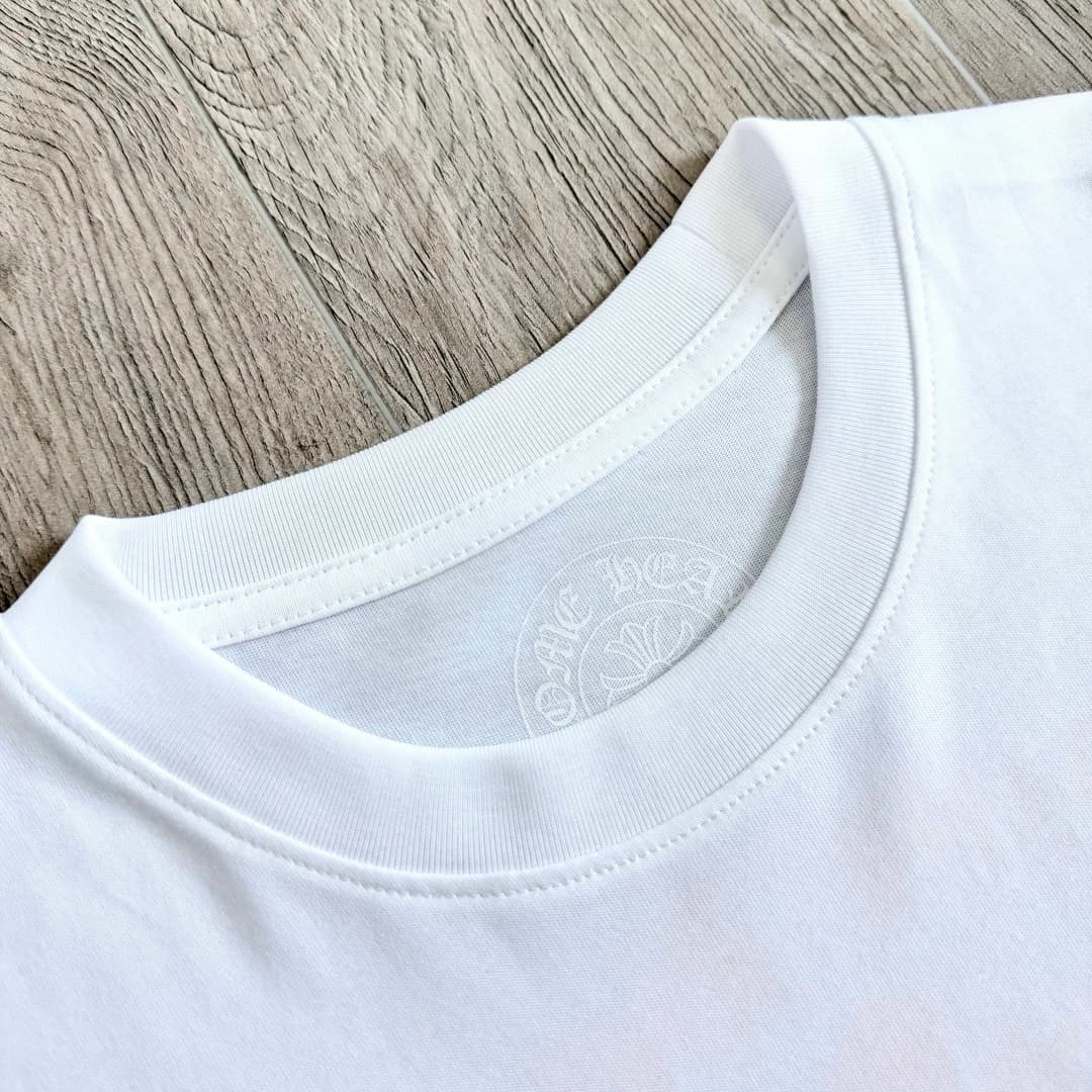 Воротник белой футболки Chrome Hearts