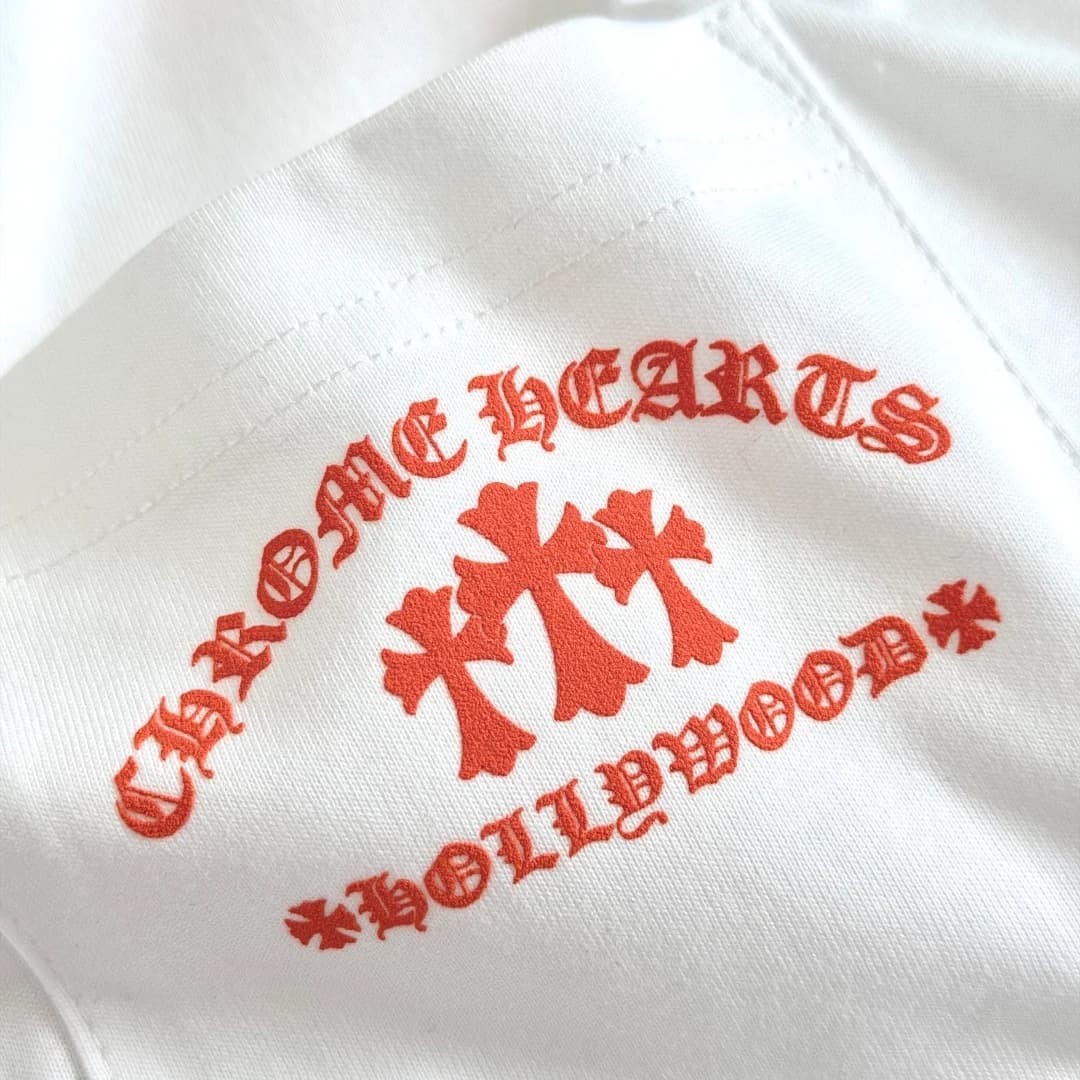 Принт на накладном кармане белой футболки Chrome Hearts