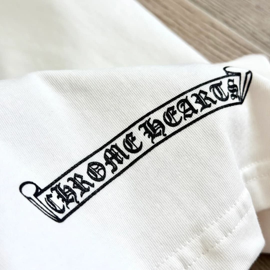 Принт на рукаве белой футболки Chrome Hearts