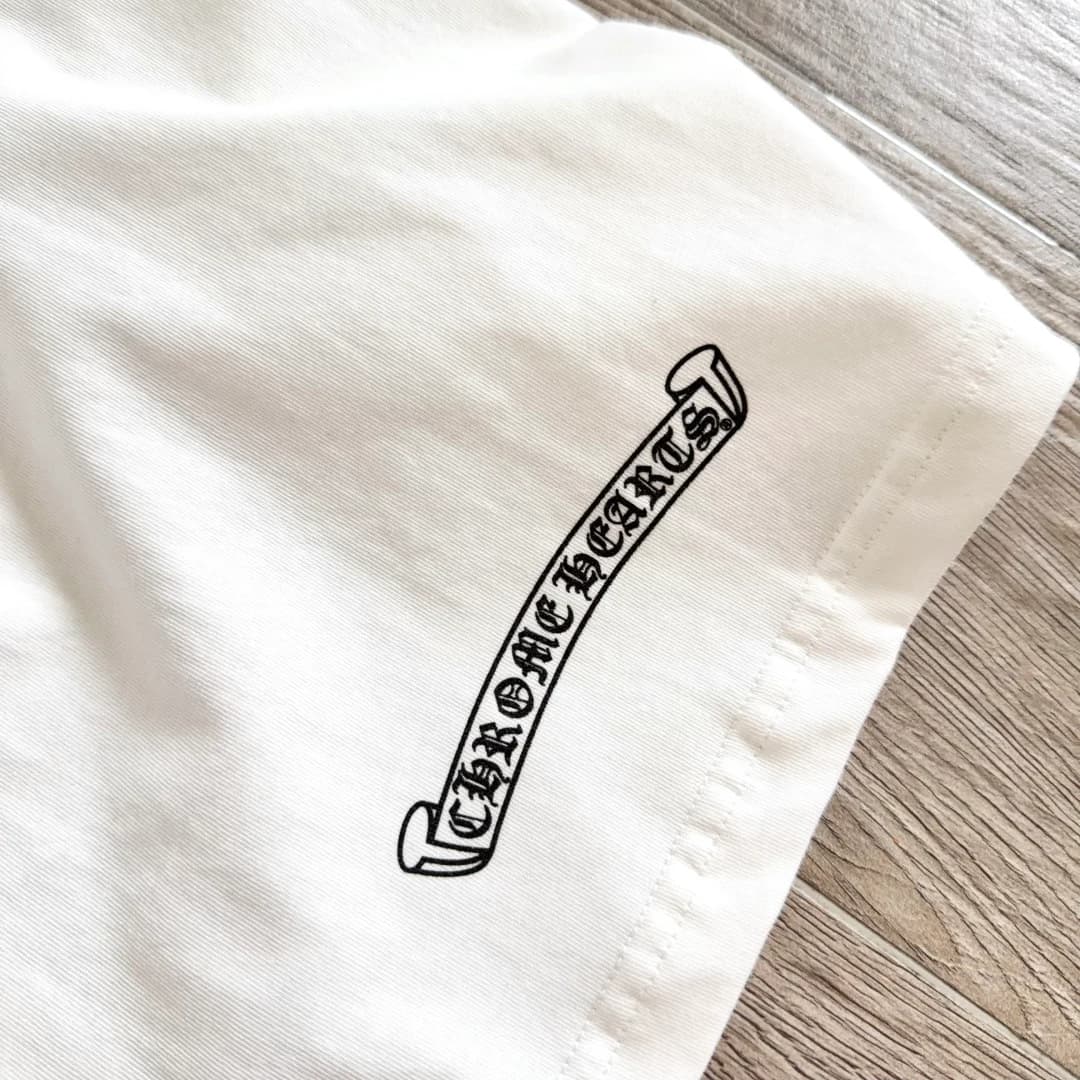 Принт на рукаве белой футболки Chrome Hearts