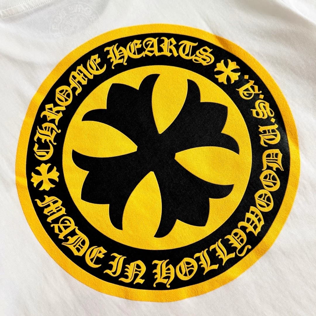 Принт на спине белой футболки Chrome Hearts