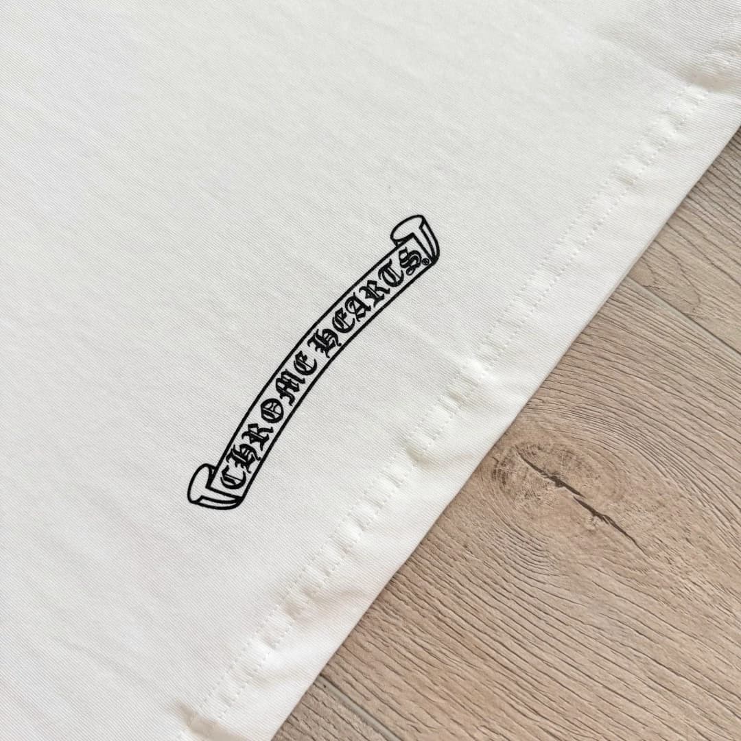 Принт на рукаве белой футболки Chrome Hearts