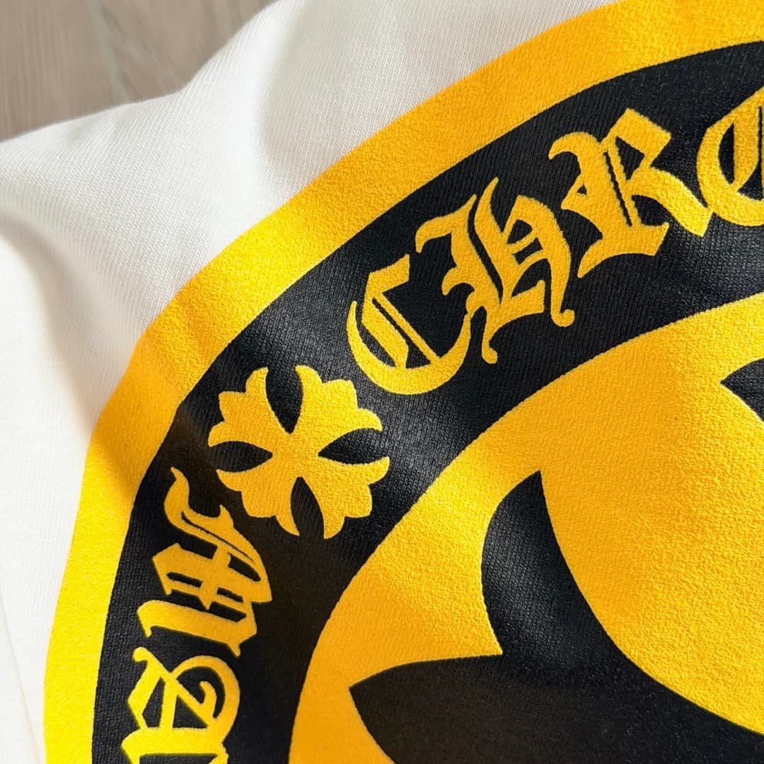 Деталь принта белой футболки Chrome Hearts