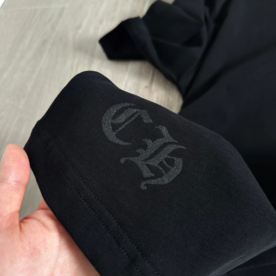 Принт на подоле черной футболки Chrome Hearts