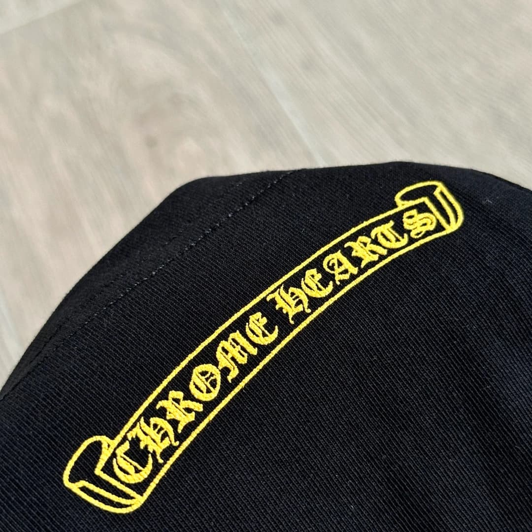Плечо черной футболки Chrome Hearts