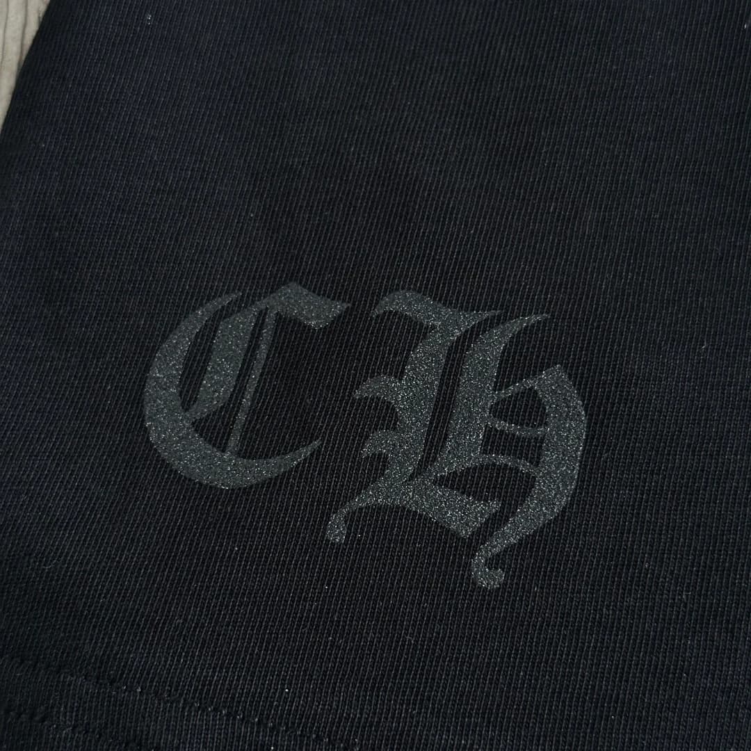 Принт на рукаве черной футболки Chrome Hearts