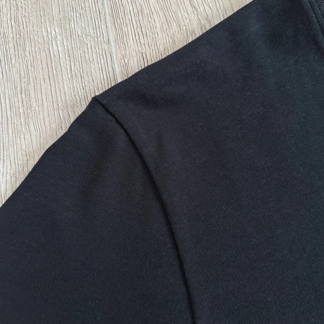 Принт на рукаве черной футболки Chrome Hearts
