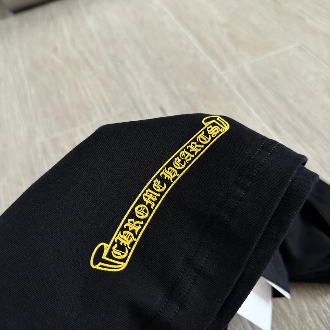 Черная футболка Chrome Hearts сзади под углом