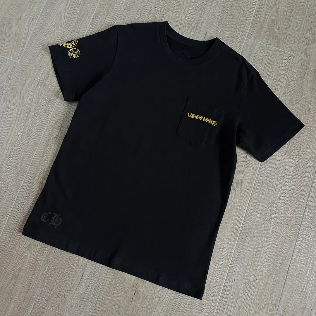 Черная футболка Chrome Hearts спереди под углом