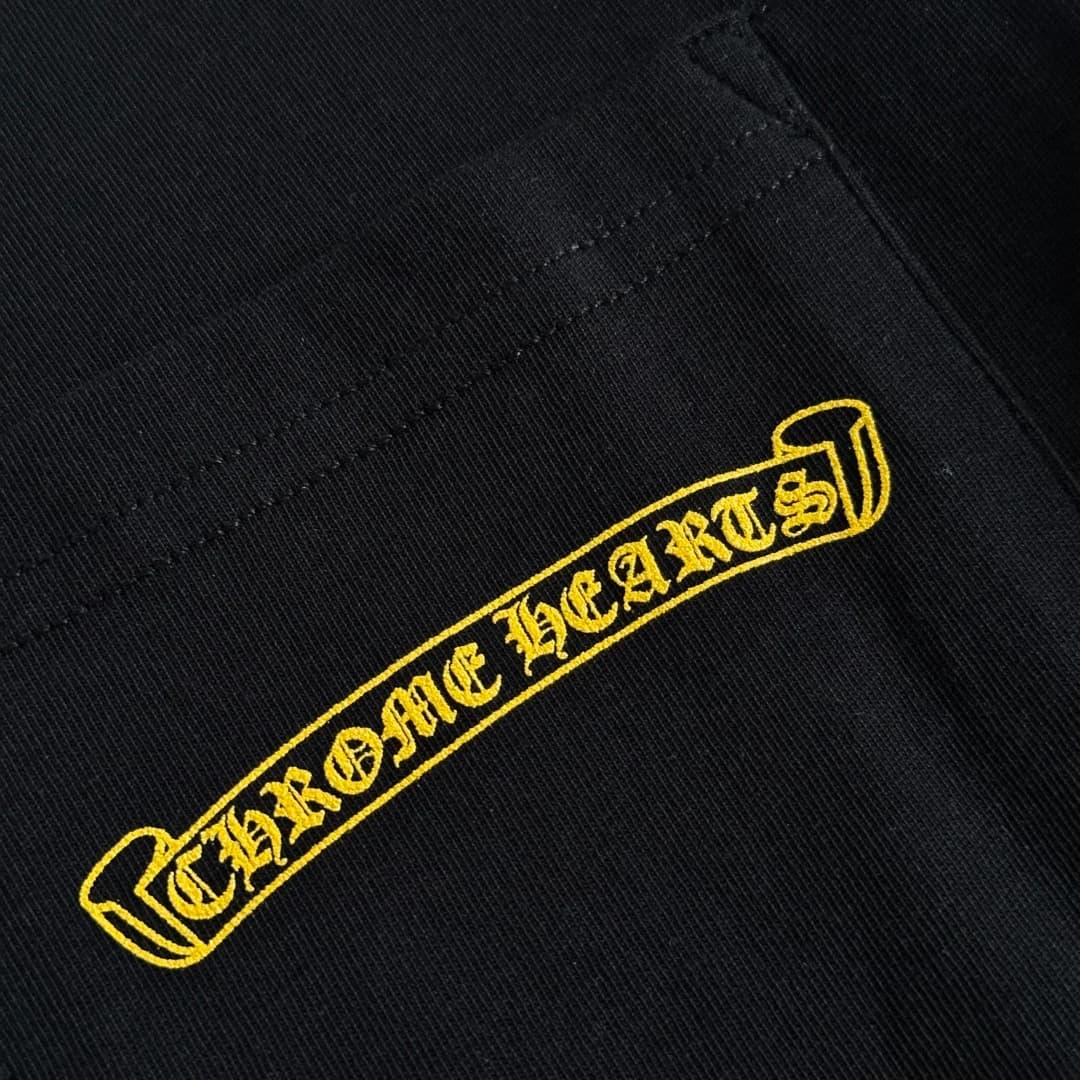 Деталь принта черной футболки Chrome Hearts