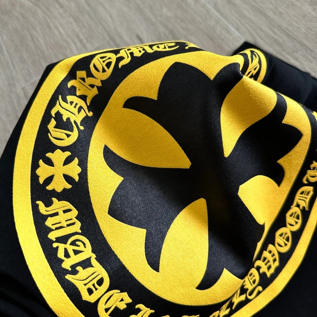 Деталь принта черной футболки Chrome Hearts