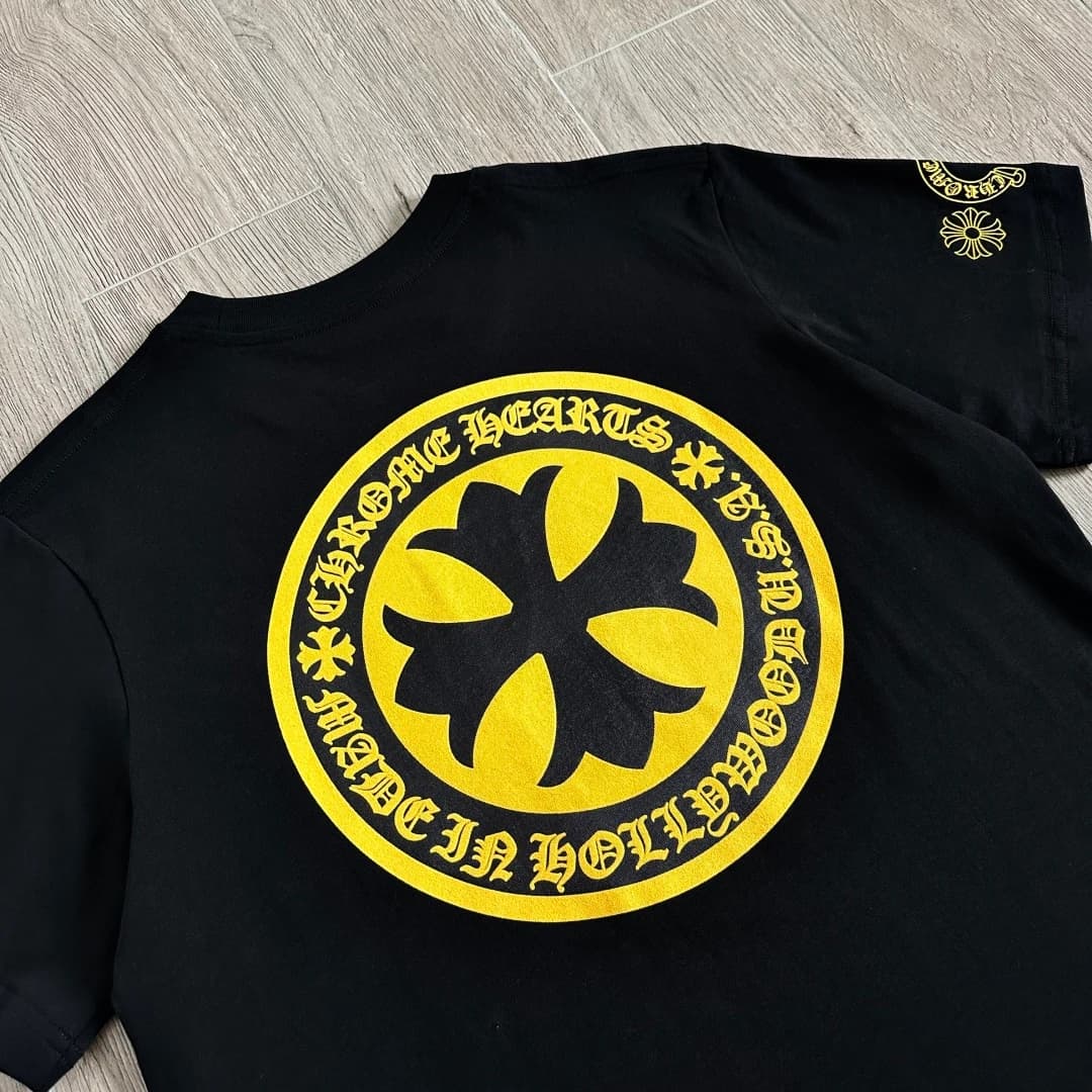 Принт на рукаве черной футболки Chrome Hearts