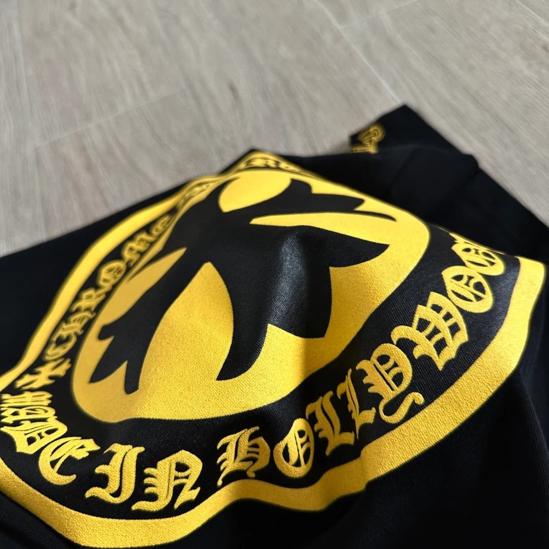 Рукав черной футболки Chrome Hearts