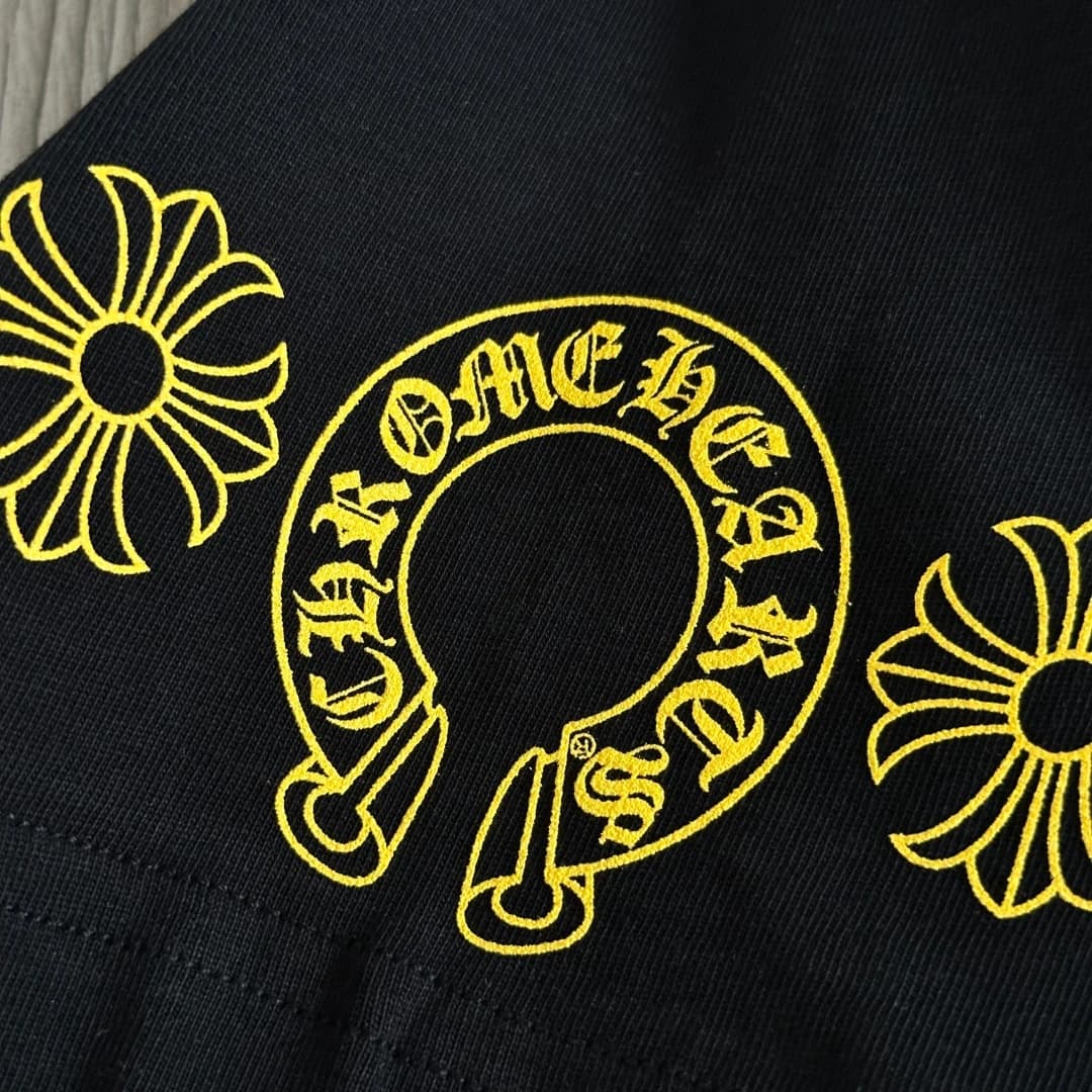 Воротник черной футболки Chrome Hearts