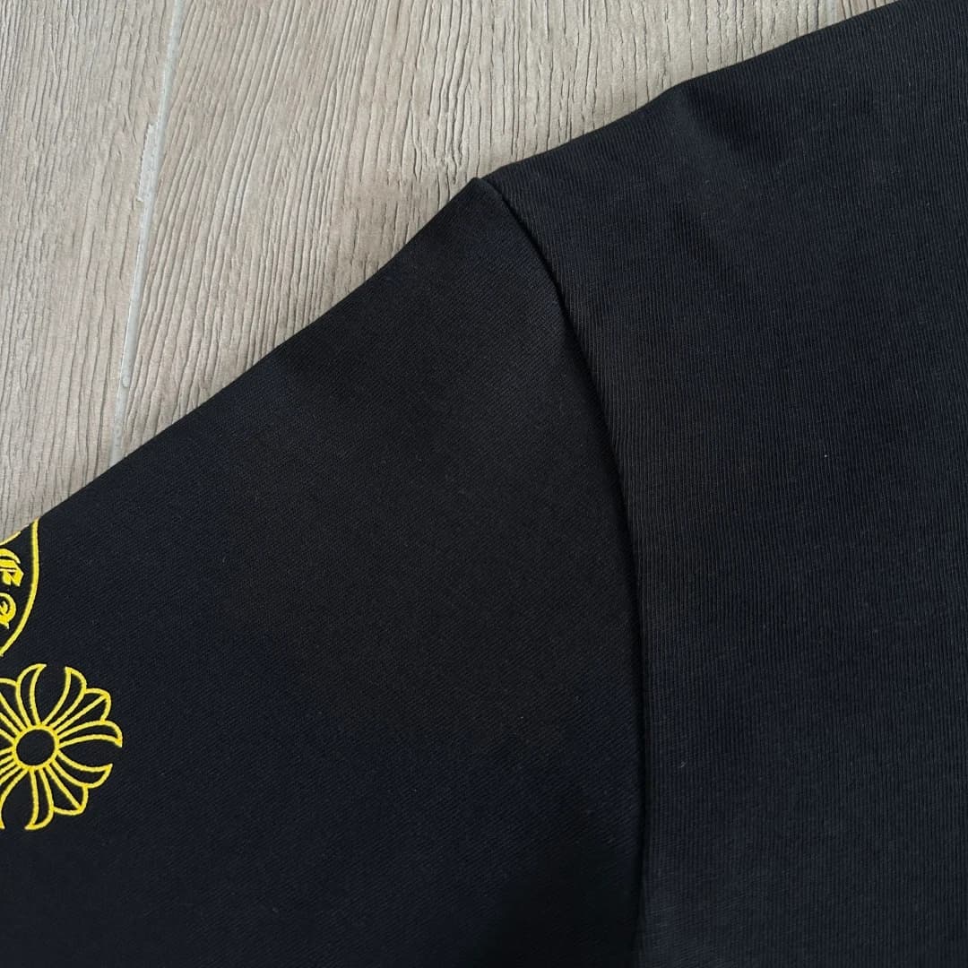 Принт на рукаве черной футболки Chrome Hearts