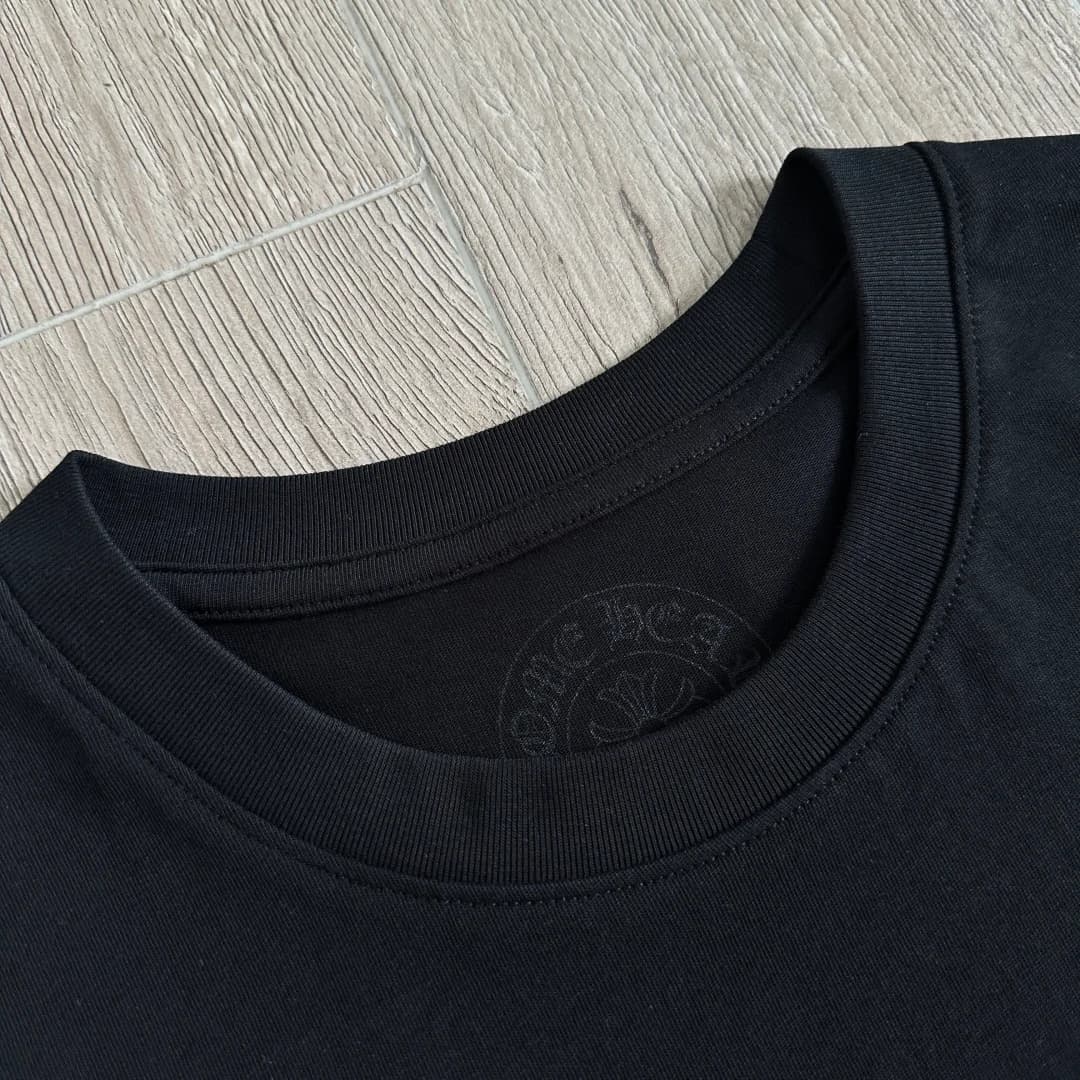 Принт на рукаве черной футболки Chrome Hearts