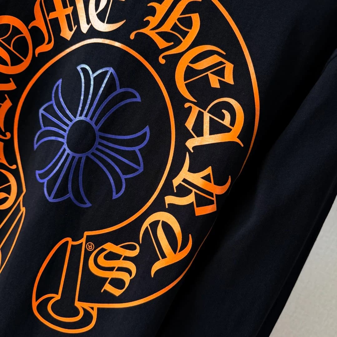 Крупный план текстуры принта на спине лонгслива Chrome Hearts STAFF