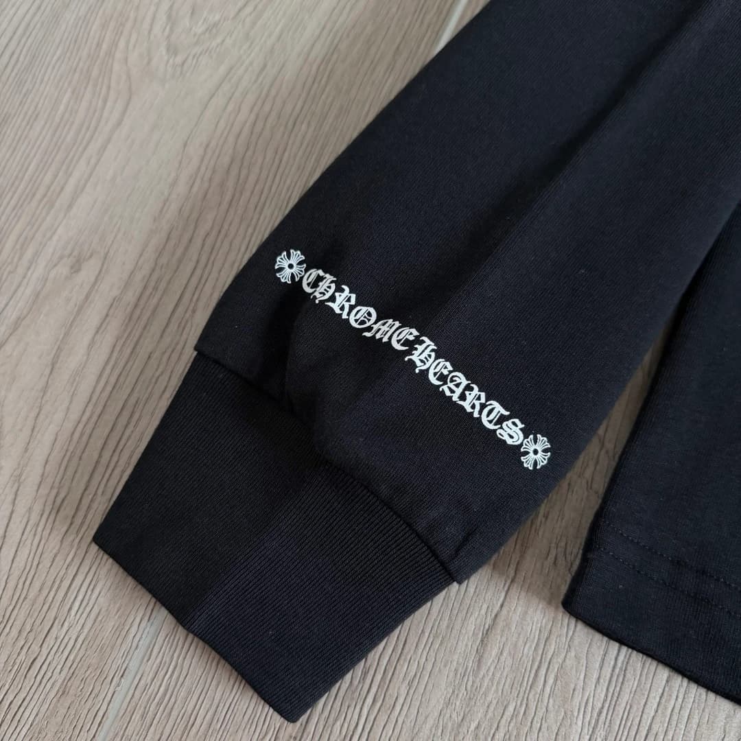 Принт с названием бренда на рукаве лонгслива Chrome Hearts STAFF