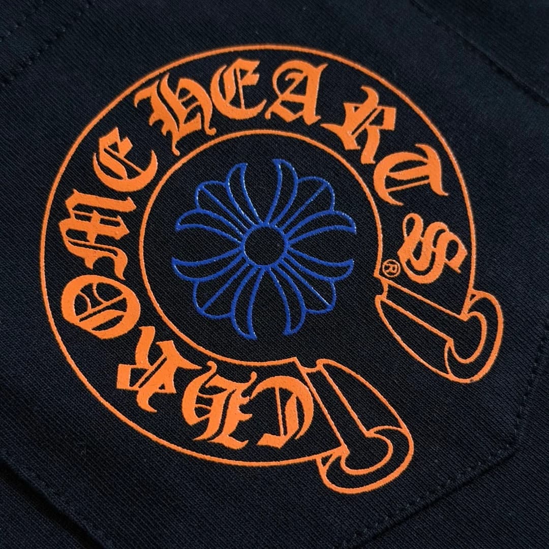 Накладной карман с принтом на груди лонгслива Chrome Hearts STAFF