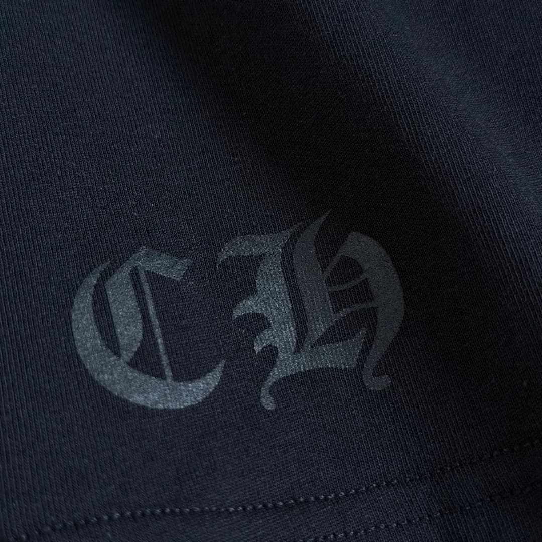 Принт CH на нижней части лонгслива Chrome Hearts STAFF
