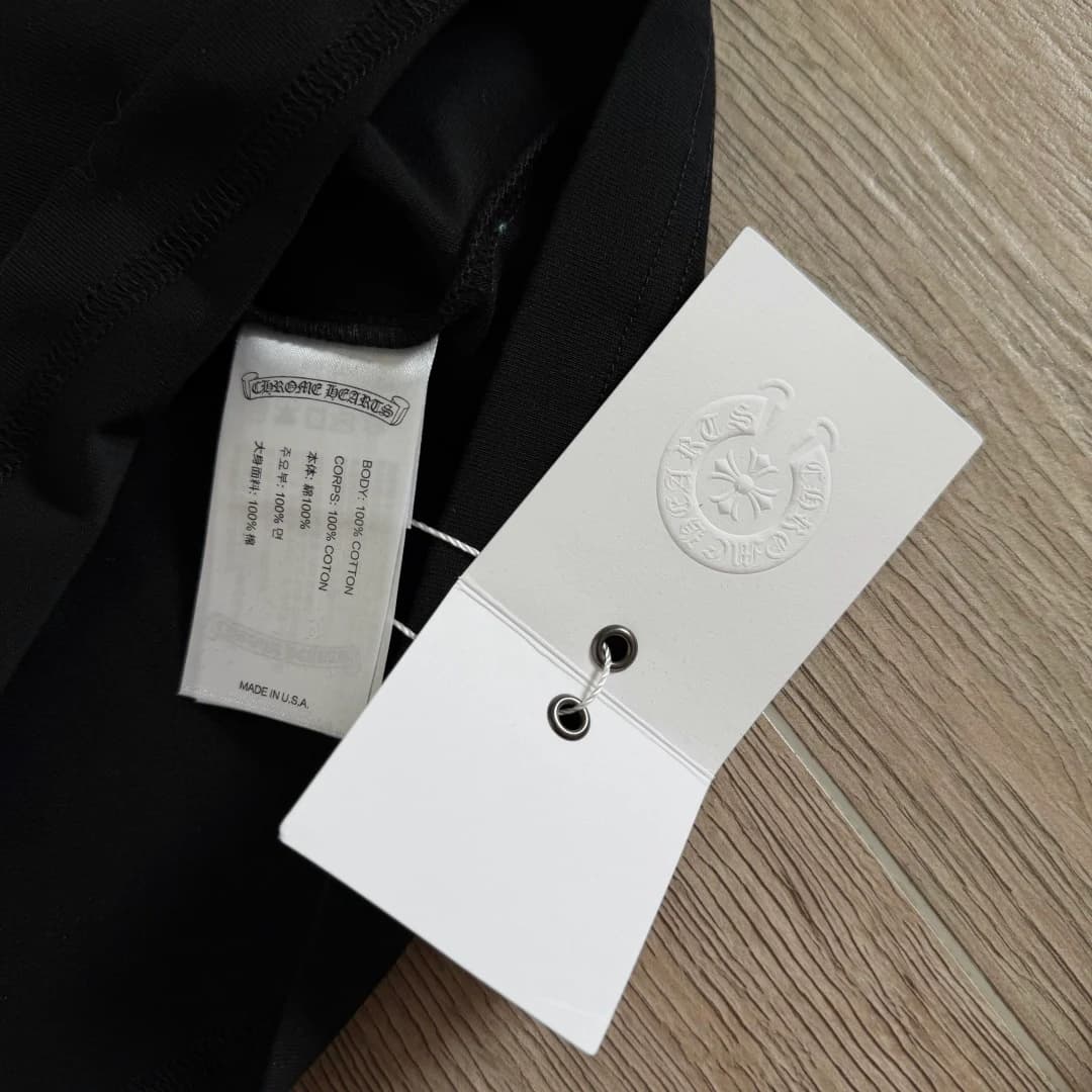 Внутренние бирки лонгслива Chrome Hearts STAFF