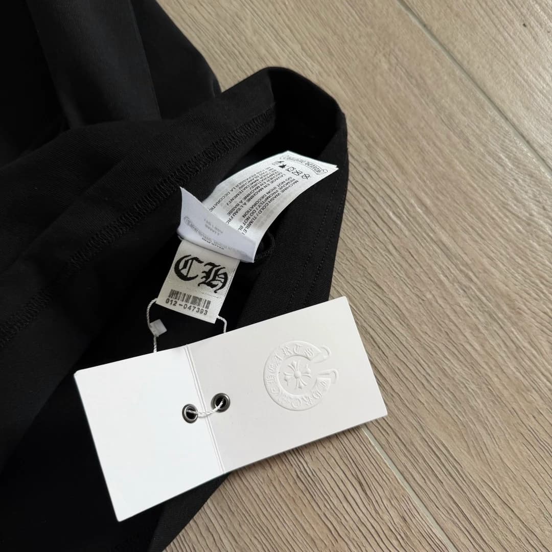 Внутренние ярлыки с информацией о составе лонгслива Chrome Hearts STAFF