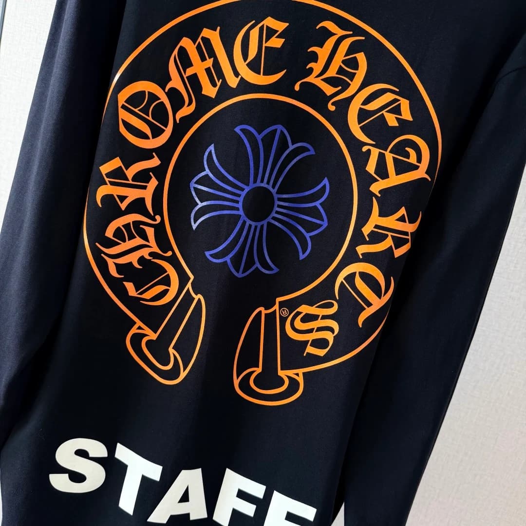 Крупный план принта на спине лонгслива Chrome Hearts STAFF