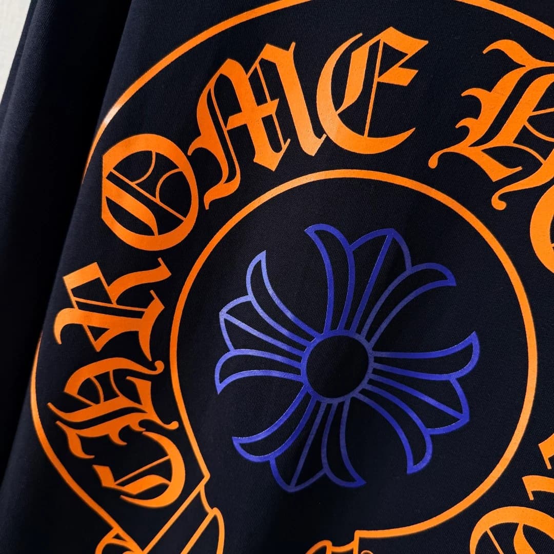 Деталь принта с крестом и подковой на спине лонгслива Chrome Hearts STAFF
