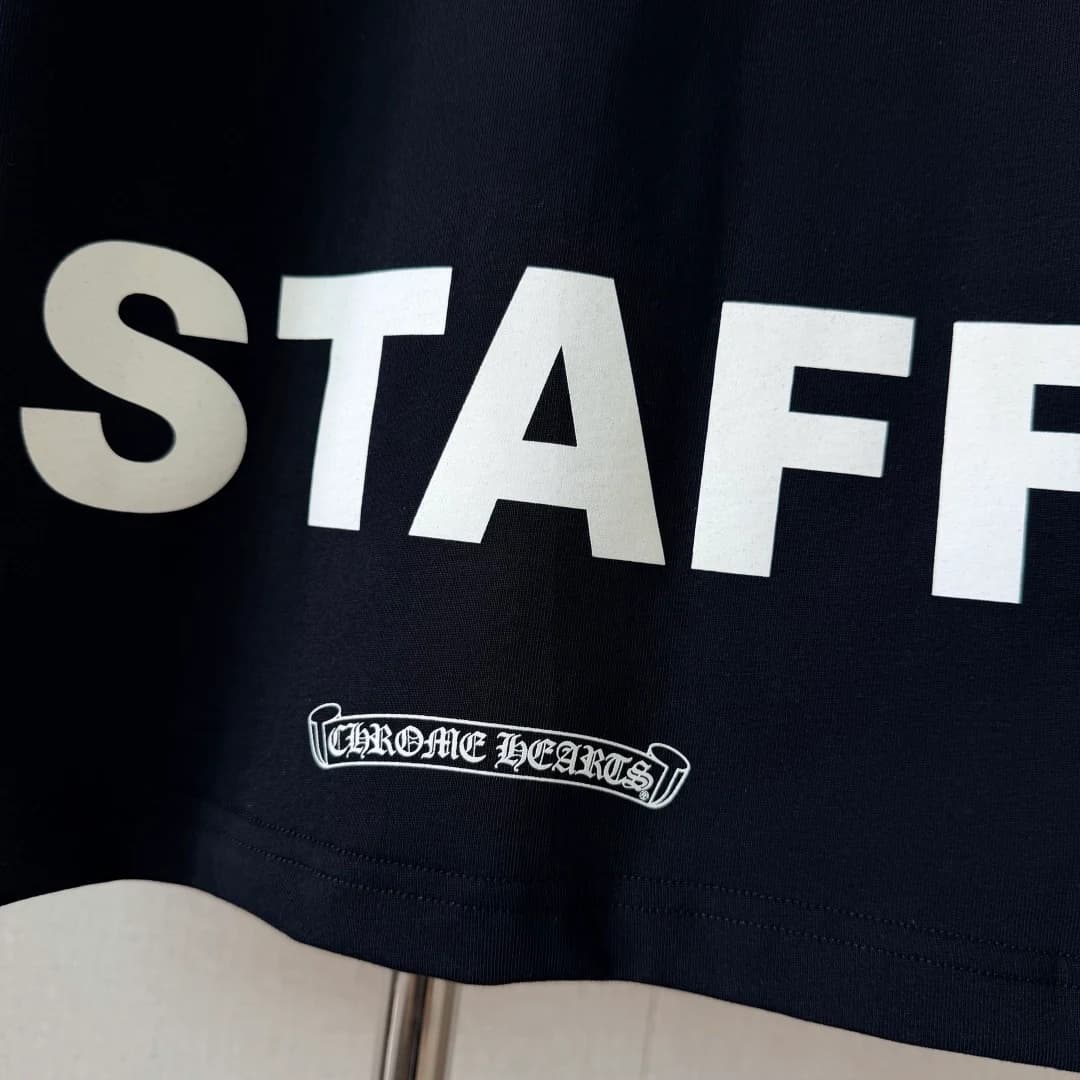 Деталь надписи STAFF на спине лонгслива Chrome Hearts STAFF