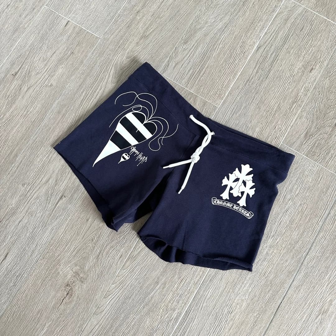 Темно-синие шорты Chrome Hearts, ракурс