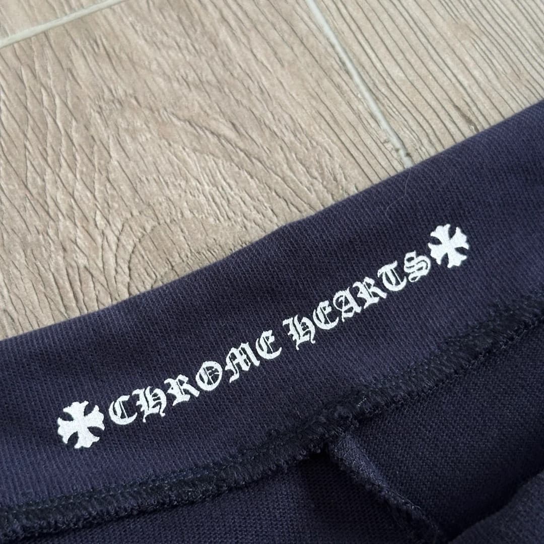 Логотип Chrome Hearts на поясе крупным планом