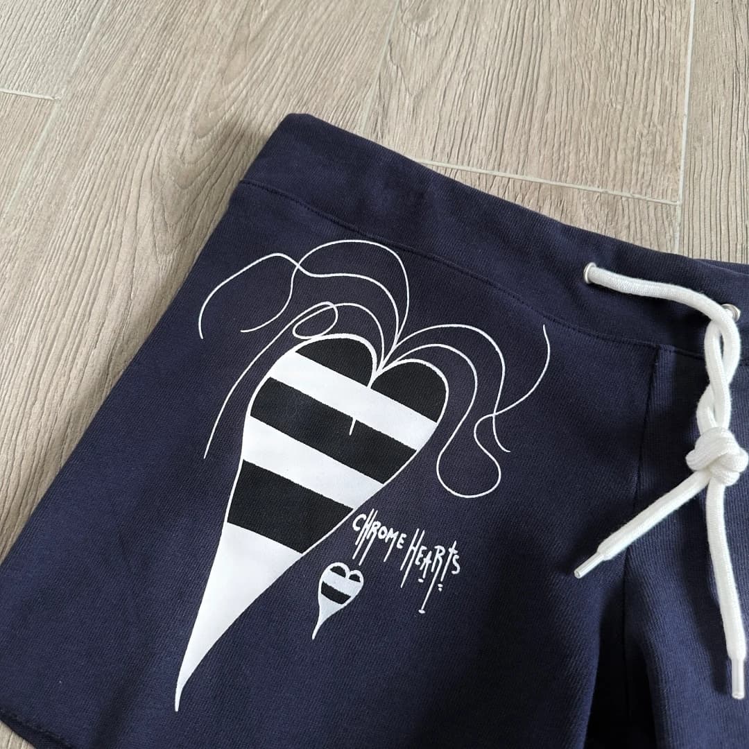 Деталь принта в виде сердца на шортах Chrome Hearts