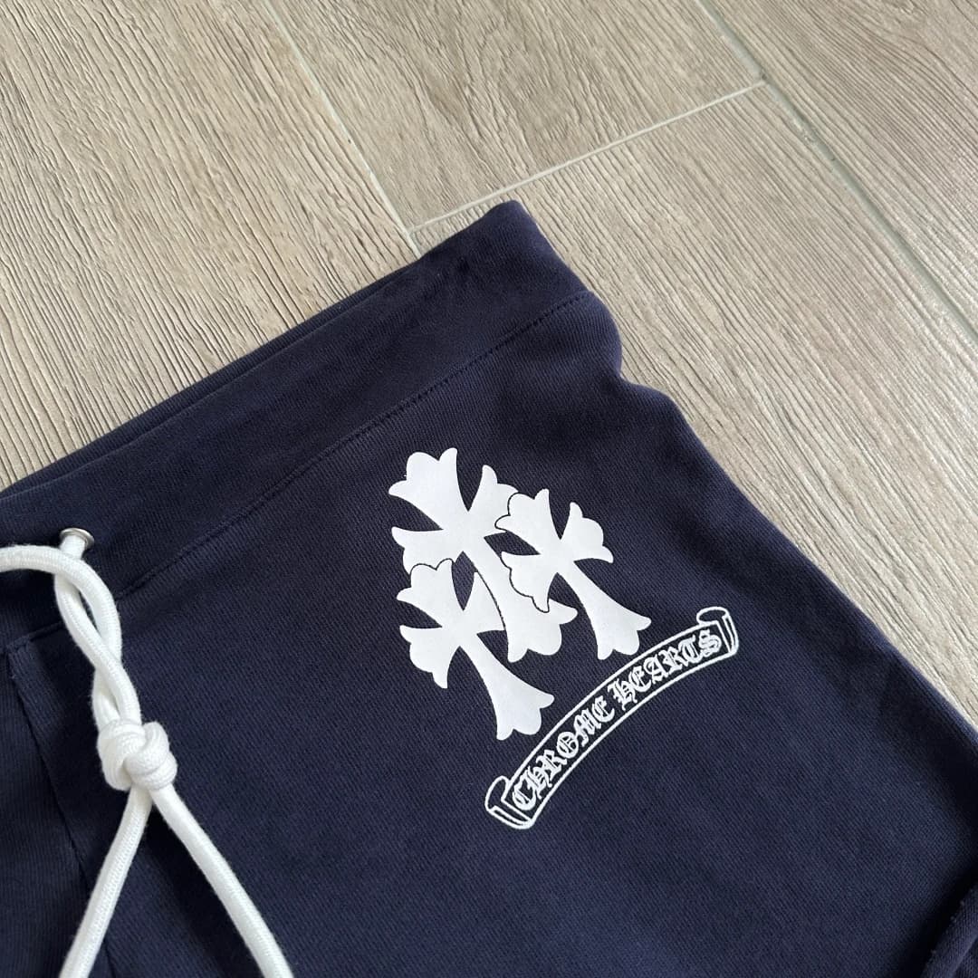Деталь принта в виде креста на шортах Chrome Hearts