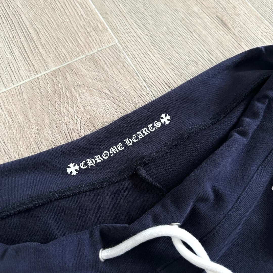 Принт с логотипом на внутренней стороне пояса шорт Chrome Hearts