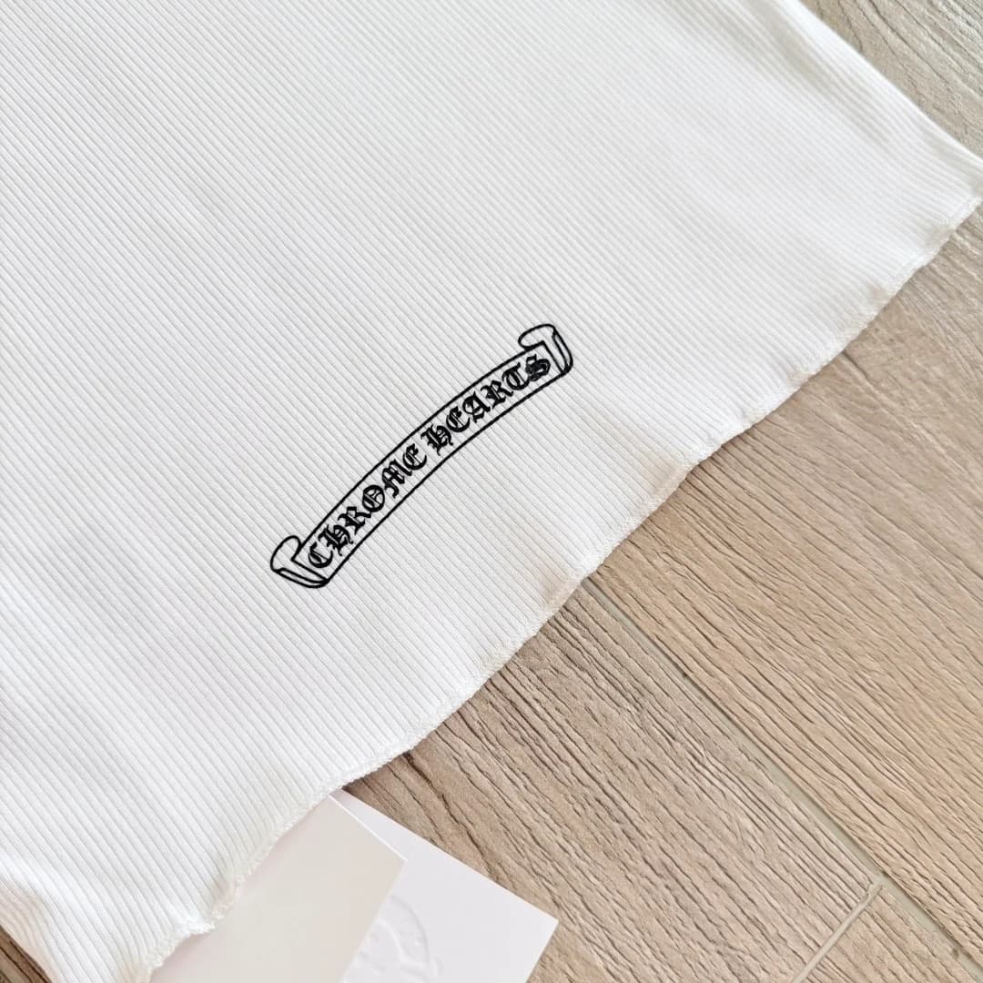Маленький принт с логотипом Chrome Hearts у нижнего края