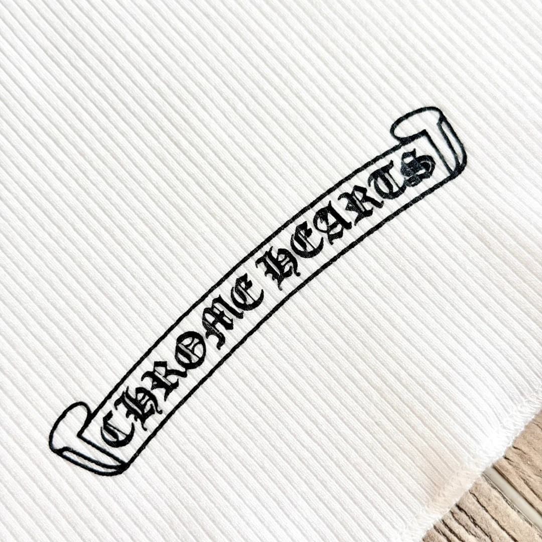 Крупный план принта Chrome Hearts у нижнего края
