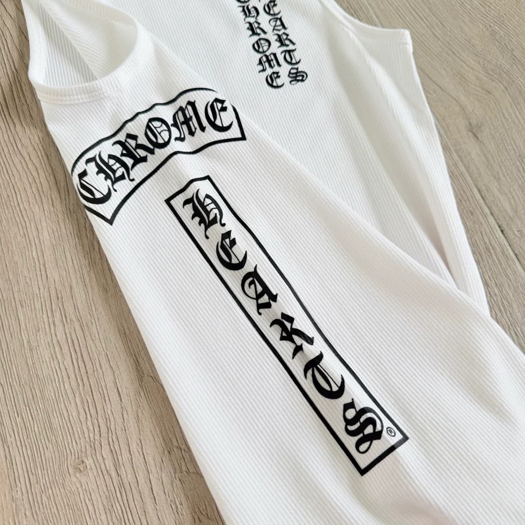 Боковой принт с готической надписью Chrome Hearts