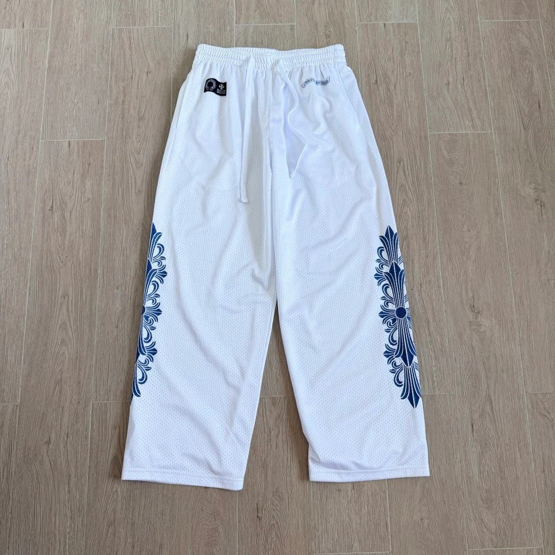 Белые спортивные штаны Chrome Hearts с синим принтом, вид спереди