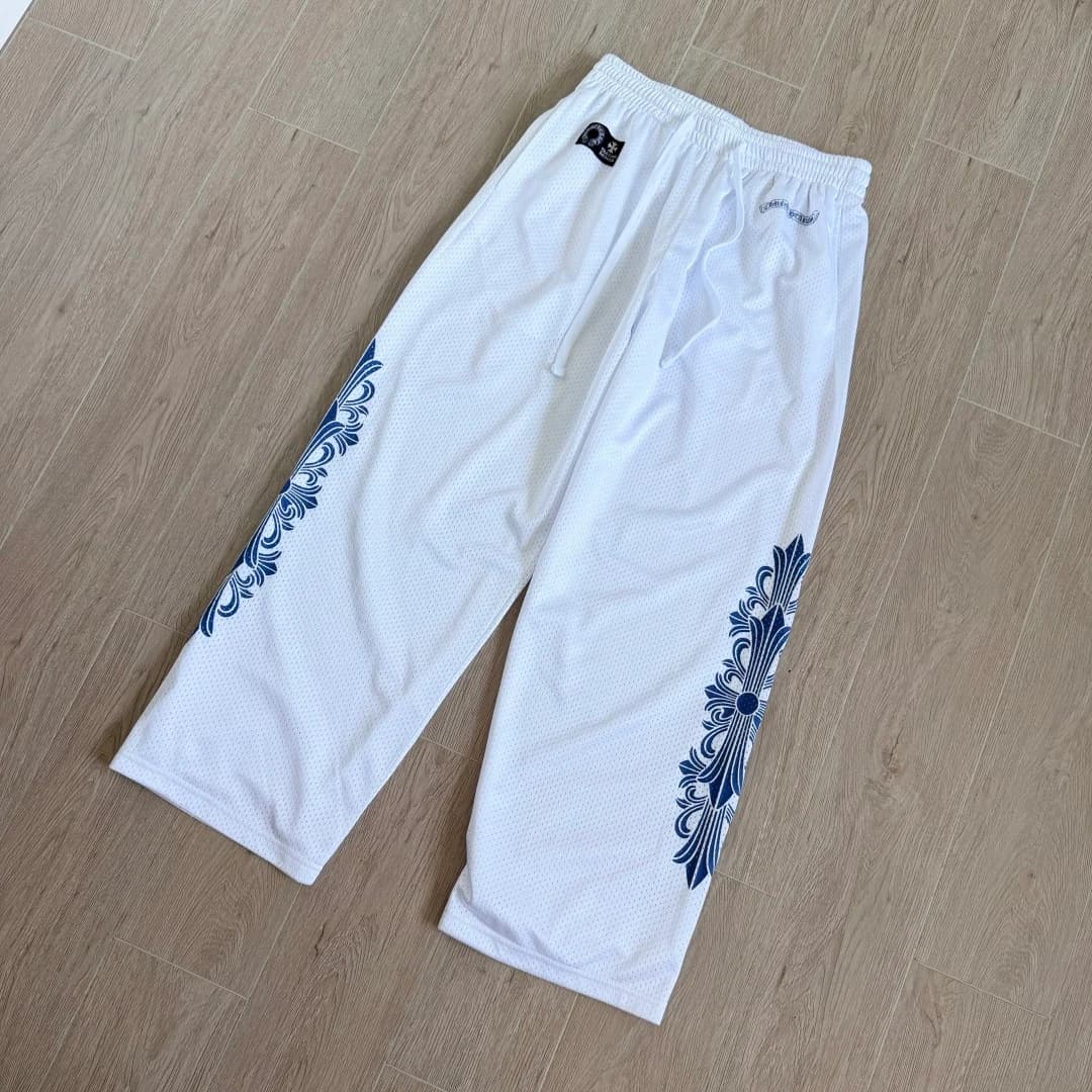 Белые спортивные штаны Chrome Hearts, вид под углом