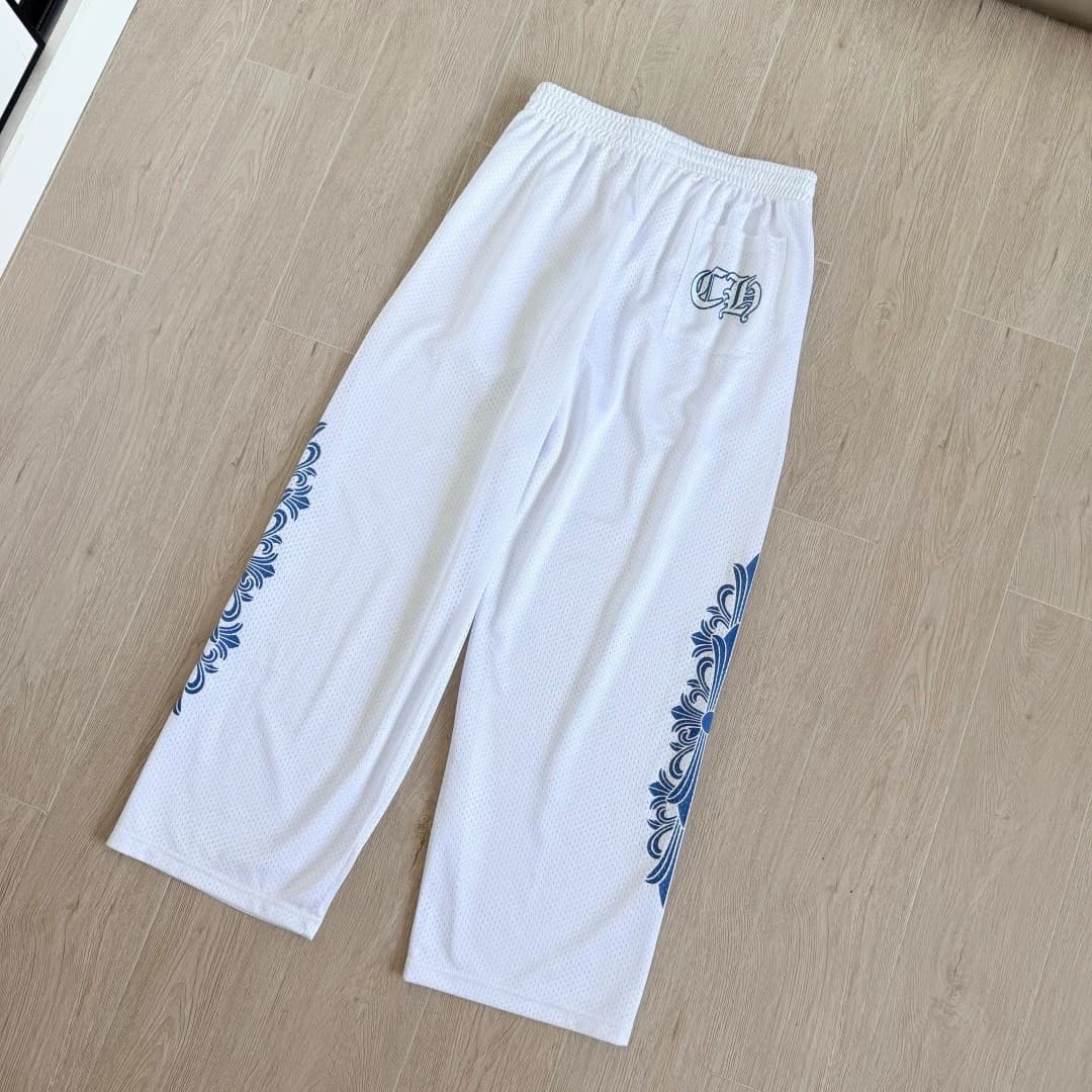 Белые спортивные штаны Chrome Hearts, вид сзади под углом