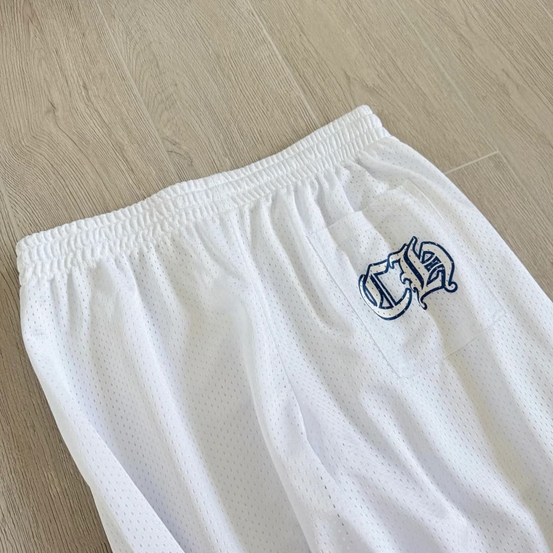 Деталь пояса белых спортивных штанов Chrome Hearts с монограммой CH