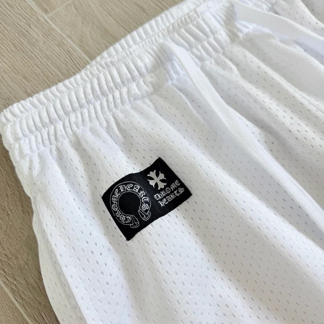 Нашивка с логотипом Chrome Hearts на поясе белых спортивных штанов