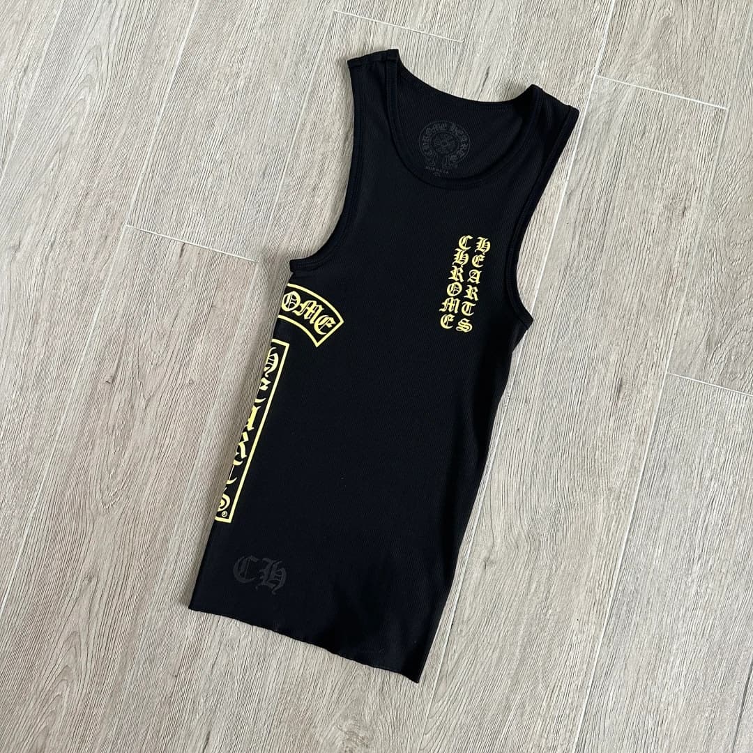 Черная майка Chrome Hearts в рубчик, вид спереди под углом