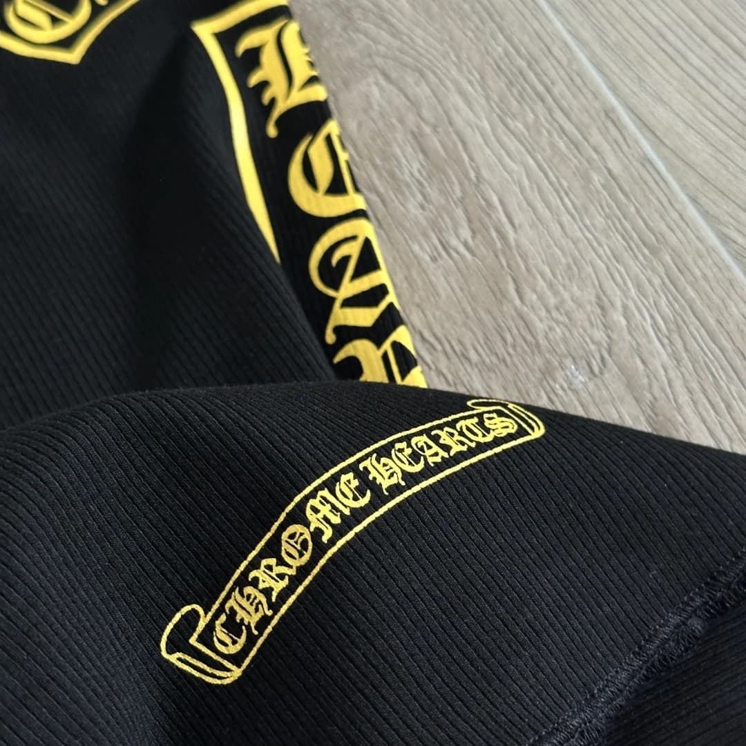 Деталь нижнего края майки с принтом Chrome Hearts