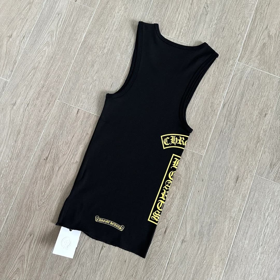 Черная майка Chrome Hearts, вид сзади под углом