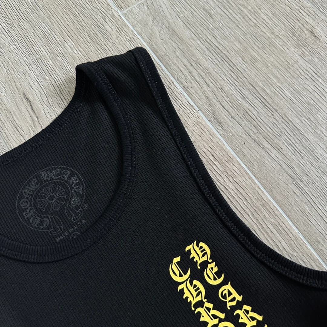 Деталь горловины черной майки Chrome Hearts с внутренним принтом