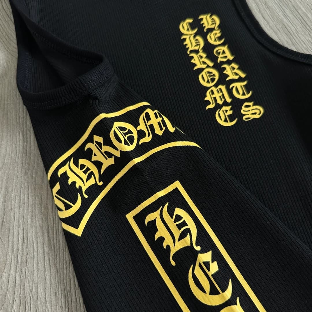 Крупный план бокового желтого принта на черной майке Chrome Hearts